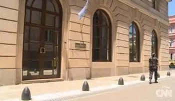 Interpol publica alerta azul para solicitar a exagente de inteligencia argentino