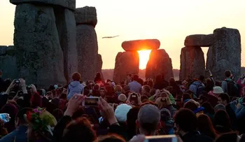 Miles celebran el solsticio de invierno en Stonehenge