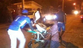 Familiares trasladan paciente a pie en camilla desde hospital a clínica, porque el centro se negó