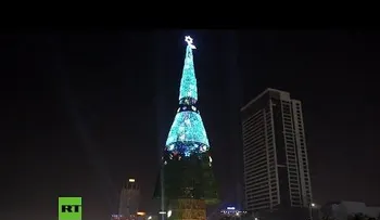 Sri Lanka dice haber armado el árbol navideño artificial más alto del mundo