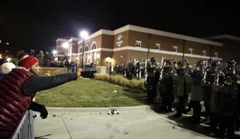 Sin acusación contra policía que mató un negro, el caos llena calles de Ferguson