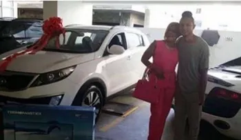 Mozart La Para le regala una yipeta a su madre por la Navidad