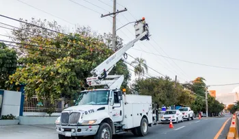 Gobierno coloca nuevas luminarias en la av. Máximo Gómez