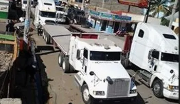 Patanista arrolla niña tras recibir pedrada en la cara