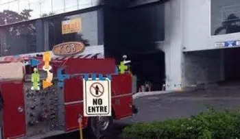 Fuego en plaza comercial causa pérdidas millonarias