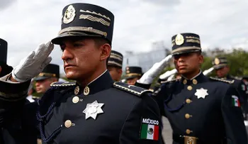 'Le Monde' arremete contra el "vergonzoso" desfile del Ejército mexicano en París