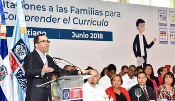 Ministro Andrés Navarro garantiza derechos de las familias a la información y participación en las escuelas