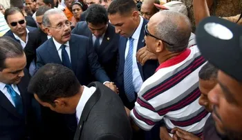 Danilo Medina visita zona afectada por incendio en Santiago