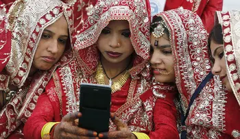 Una aldea india prohíbe a las mujeres solteras usar celulares