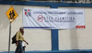 Continúa repudio contra embajador EE UU; colegio coloca letrero donde prohíbe su visita