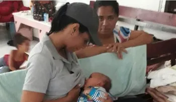 Aplauden gesto de periodista Shaira Castillo, de NCDN, de amamantar bebé refugiado por María