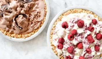 Prepara un pay de helado con corteza de crema de cacahuate