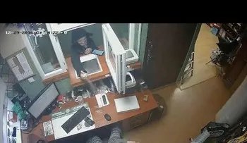 Robo poco ortodoxo: una mujer asalta una tienda de empeño con un espray