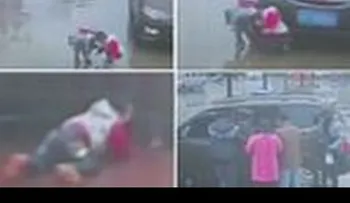 Dos niños se salvan de milagro, tras ser arrollado por su propio padre (VIDEO)