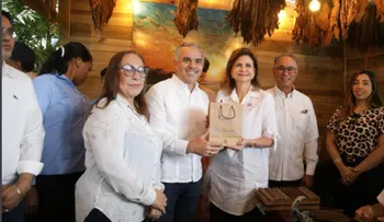 Raquel Peña visita Expo Cibao y respalda a emprendedores y marcas locales