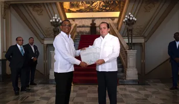 Ministro Paliza recibe títulos de los terrenos del Palacio Nacional y el DNI
