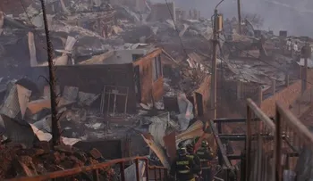 Suben a 222 las viviendas quemadas por incendio en ciudad Chilena Valparaíso