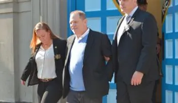 Harvey Weinstein, acusado por cargo de violación, planea declararse inocente