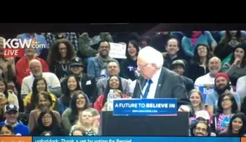 Un pajarito se roba el espectáculo en mitín de Sanders en Portland (VIDEO)
