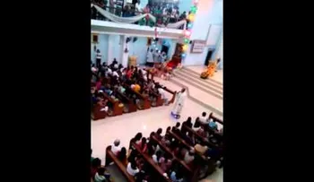 Sacerdote recibe una sanción por inusual forma de dar una misa (VIDEO)
