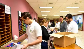 Voluntariado Bancentraliano realiza jornada de venta de útiles escolares y dona mochilas a estudiantes de escasos recursos