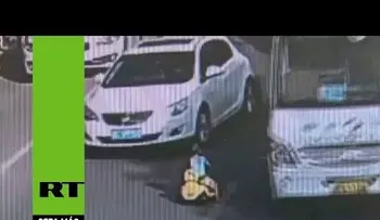 Un niño se lanza contra el tráfico en su auto de juguete