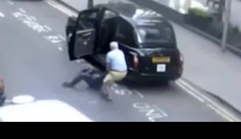 Un taxista saca a un pasajero de su carro y lo abandona en plena calle