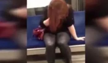 Video: Alegada â??mujer poseídaâ? ataca una persona en el metro