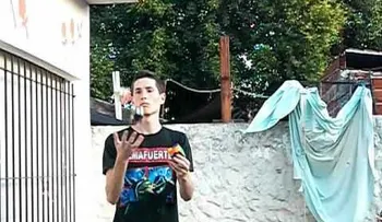 Haciendo malabares y armando 3 cubos rubik 