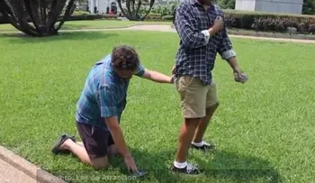 Video: Un mago que pone a la gente en situaciones ridículas