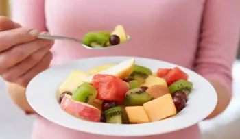 Beneficios de comer frutas todos los días: Reducen los riesgos de desarrollar cálculos renales y la pérdida osea