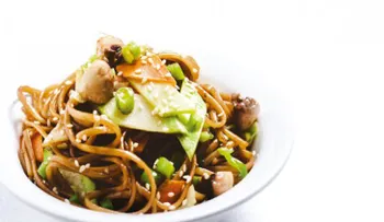 Fideos salteados con vegetales y soya
