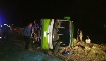 Autobús de pasajeros vuelca en Argentina y deja al menos 12 muertos