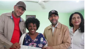 Gobierno entrega compensaciones en Azua
