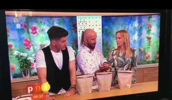 Una presentadora se hiere la mano en directo durante un truco fallido