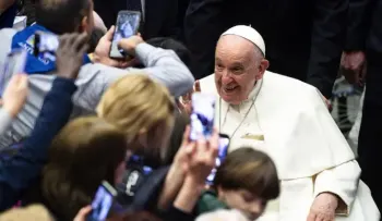 El papa recibe a refugiados y recuerda: "integrar forma parte de salvación"