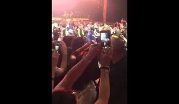 Adele con Bandera Dominicana en concierto (VIDEO)