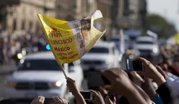 Papa Francisco llega en helicóptero a Ecatepec en México