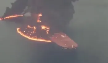 Guardia Revolucionaria de Irán reporta incendio de superpetrolero tras impacto de mina en el estrecho de Ormuz
