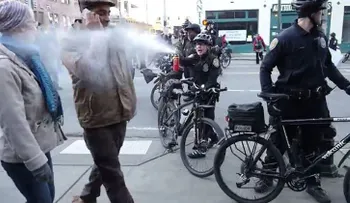 Policía rocía con gas joven que habla por teléfono (Video)