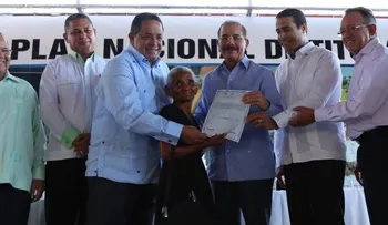 Danilo entrega de 3,523 certificados de propiedad a parceleros de María Trinidad Sánchez