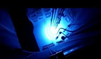 Hipnótico y peligroso: Observa una explosión nuclear desde un reactor