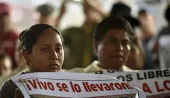 Padres de los 43 normalistas, insatisfechos y molestos tras reunión con Peña Nieto