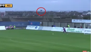 Jugador golpea a un ave en pleno vuelo con un saque de portería