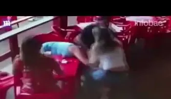 Encontró a su novio con otra mujer y les dio una brutal paliza en plena calle