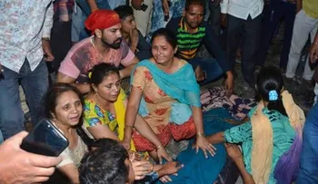 Un tren arrolla multitud y mata 60 personas en la India