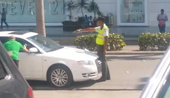 Un agente de AMET apunta con su pistola a una persona y ciudadanos demandan explicación 