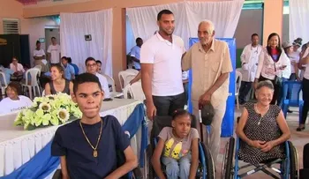 Nelson Cruz dona sillas de ruedas y andadores a personas de escasos recursos