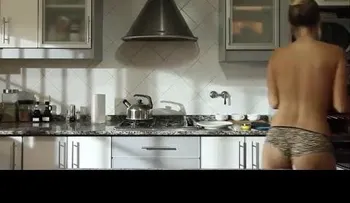 1- Una chef desnuda  (Video)