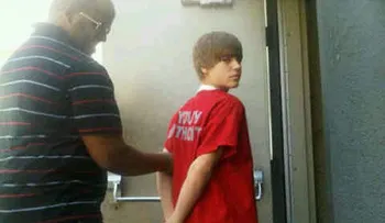 El problemático Justin Bieber es retenido en aeropuerto de Nueva Jersey 